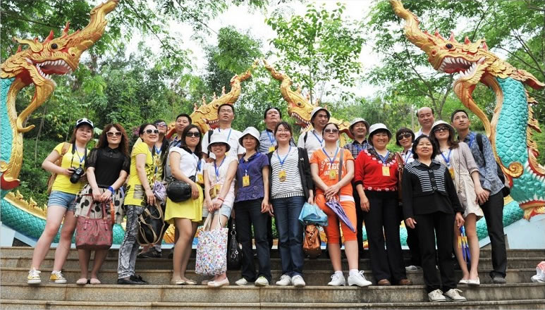 2013年公司組織員工到西雙版納旅游.jpg